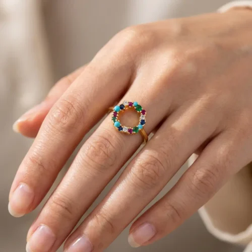 Bague ronde fine avec cercle de pierres multicolores en Argent 925 plaqué or portée par une femme - Scoobijou Maroc