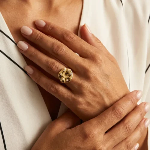 Bague en acier inoxydable doré avec grand plateau organique martelé poli et zircons ronds dispersés, style moderne waterproof – Scoobijou Maroc