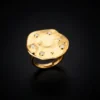 Bague en acier inoxydable doré avec grand plateau organique martelé poli et zircons ronds dispersés, style moderne waterproof – Scoobijou Maroc
