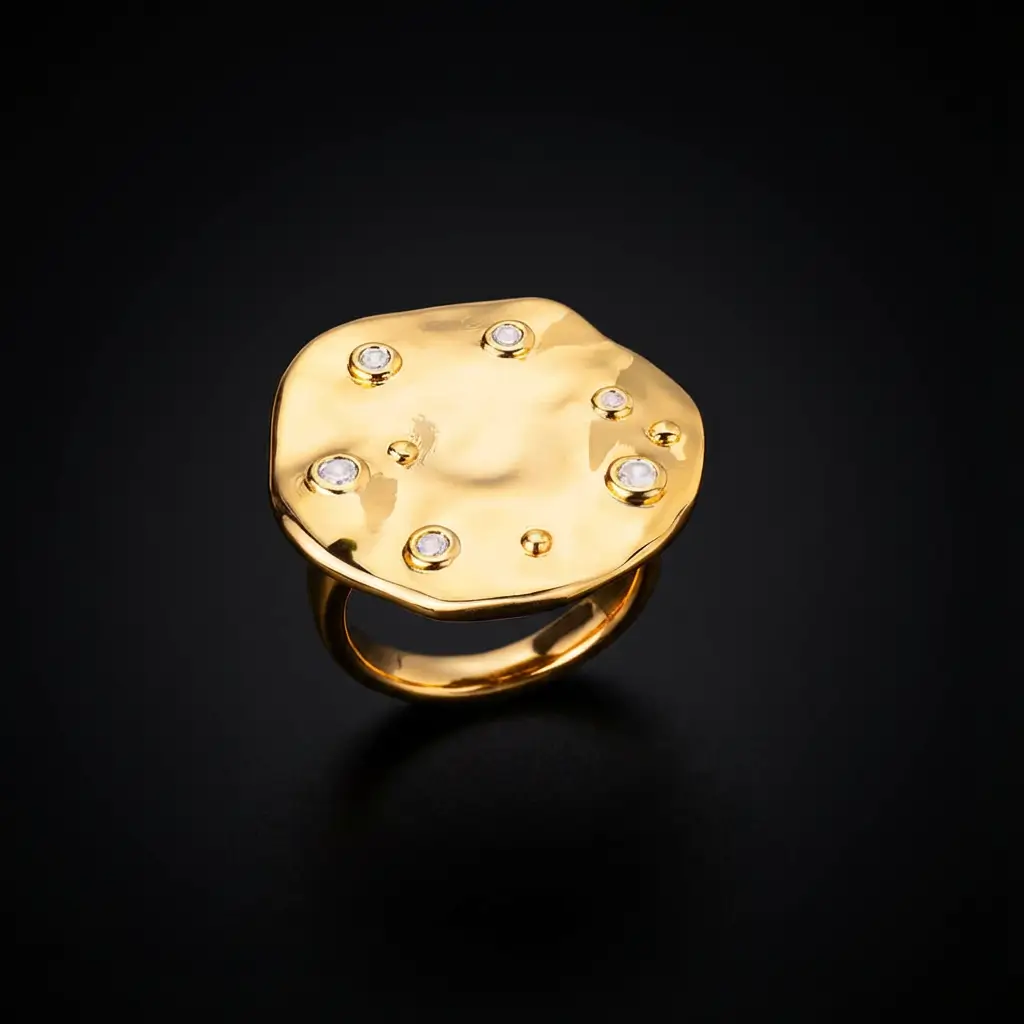 Bague en acier inoxydable doré avec grand plateau organique martelé poli et zircons ronds dispersés, style moderne waterproof – Scoobijou Maroc