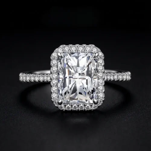 Bague de fiançailles en argent 925 avec pierre rectangulaire scintillante et halo de zircons - Scoobijou Maroc.