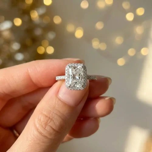 Bague de fiançailles en argent 925 avec pierre rectangulaire scintillante et halo de zircons - Scoobijou Maroc.