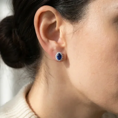 Texte Alternatif (Alt Text) : Puces d'oreilles en argent 925 avec pierre ovale bleue saphir et halo de zircons - Scoobijou.