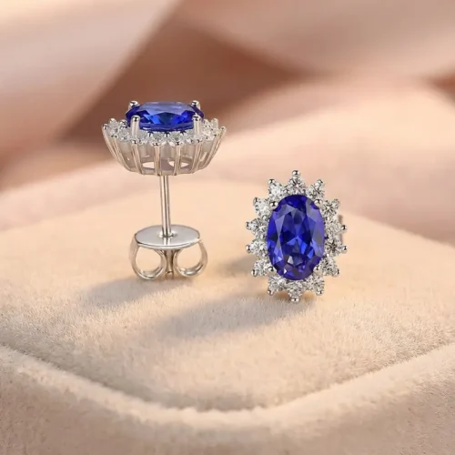 Texte Alternatif (Alt Text) : Puces d'oreilles en argent 925 avec pierre ovale bleue saphir et halo de zircons - Scoobijou.
