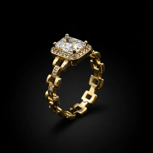 Bague inoxydable XP doré avec anneau maillons et pierre centrale carrée halo zircons, style alliance moderne – Scoobijou Maroc