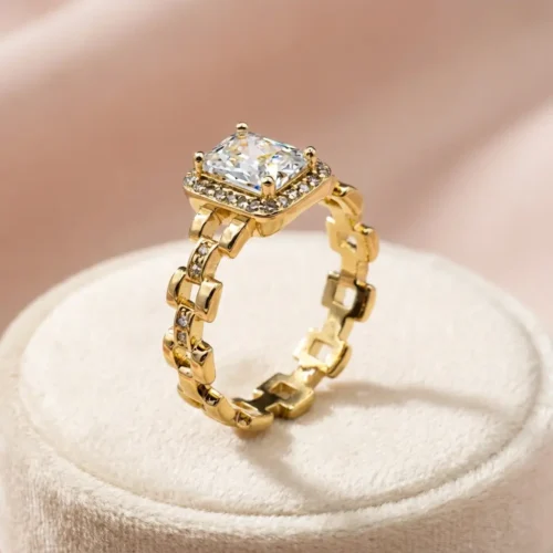Bague inoxydable XP doré avec anneau maillons et pierre centrale carrée halo zircons, style alliance moderne – Scoobijou Maroc