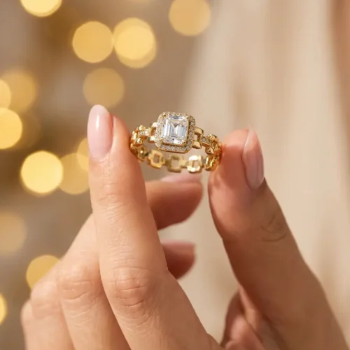 Bague inoxydable XP doré avec anneau maillons et pierre centrale carrée halo zircons, style alliance moderne – Scoobijou Maroc