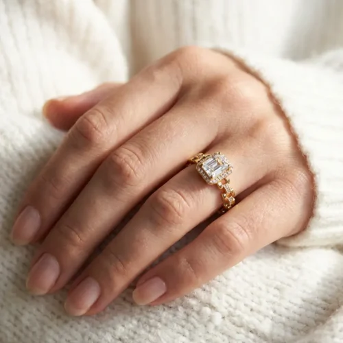 Bague inoxydable XP doré avec anneau maillons et pierre centrale carrée halo zircons, style alliance moderne – Scoobijou Maroc