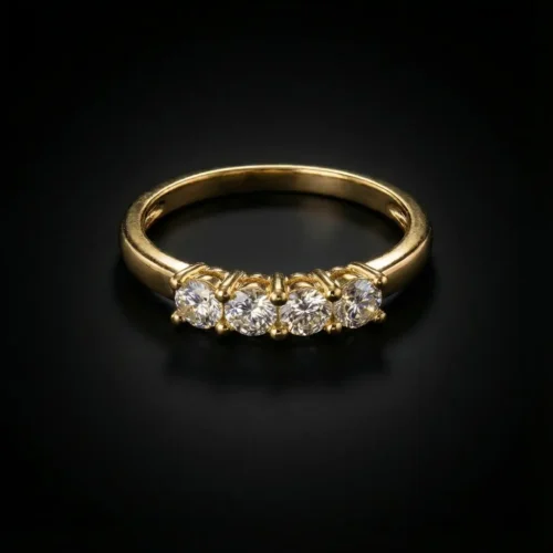 Bague en acier inoxydable doré XP avec 5 zircons ronds alignés sertis griffes sur anneau lisse, style alliance élégante – Scoobijou Maroc