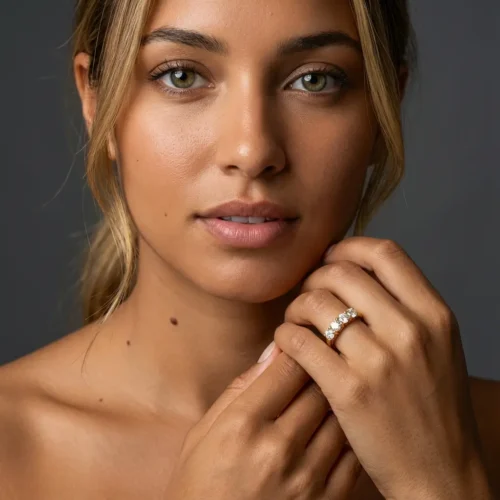 Bague en acier inoxydable doré XP avec 5 zircons ronds alignés sertis griffes sur anneau lisse, style alliance élégante – Scoobijou Maroc