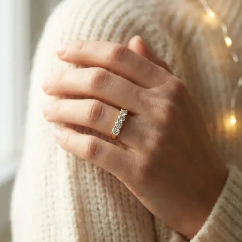 Bague en acier inoxydable doré XP avec 5 zircons ronds alignés sertis griffes sur anneau lisse, style alliance élégante – Scoobijou Maroc