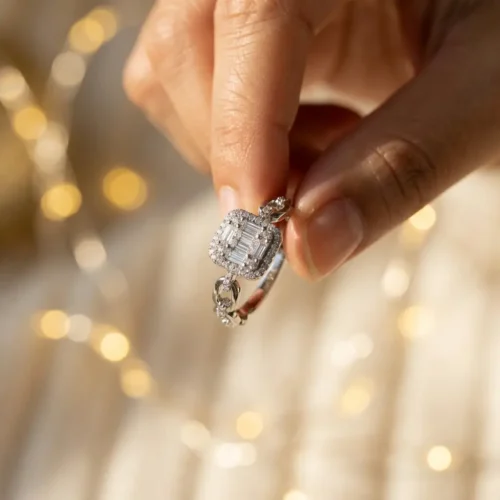 Bague en acier inoxydable XP finition argentée avec plateau halo émeraude en zircons baguette et anneau effet maillons modernes – Scoobijou Maroc