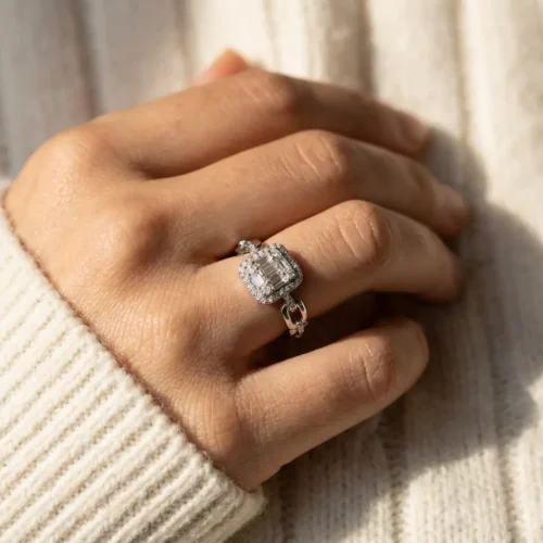 Bague en acier inoxydable XP finition argentée avec plateau halo émeraude en zircons baguette et anneau effet maillons modernes – Scoobijou Maroc