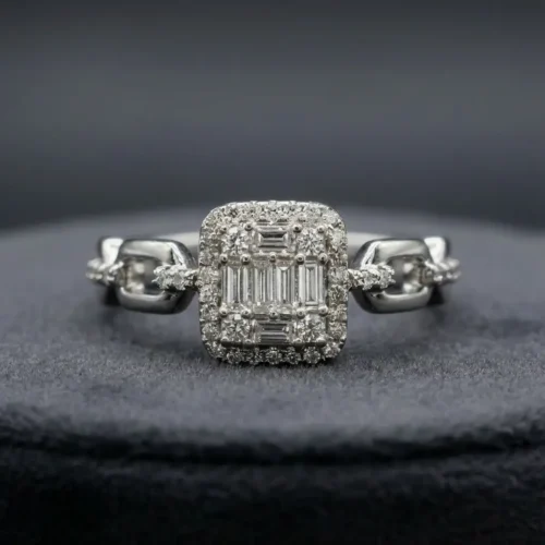 Bague en acier inoxydable XP finition argentée avec plateau halo émeraude en zircons baguette et anneau effet maillons modernes – Scoobijou Maroc