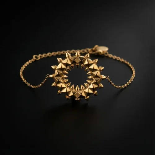 Bracelet fin acier doré avec médaillon rond à picots pyramidaux porté au poignet, style lifestyle, Scoobijou Maroc.