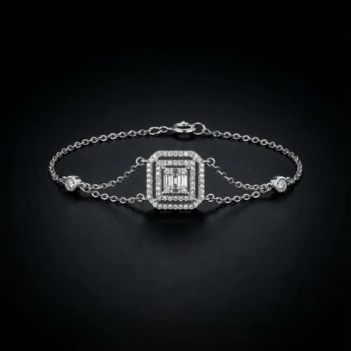 Bracelet argent 925 rhodié chaîne fine avec médaillon carré triple pavage zircons baguette et brillants, deux pierres latérales, luxe accessible porté au poignet, Scoobijou Maroc.