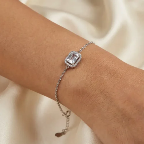 Bracelet chaîne fine argent 925 rhodié avec médaillon rectangulaire zircons baguette entouré de pavage brillants, fermoir mousqueton ajustable, cadeau luxe, Scoobijou Maroc.