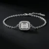 Bracelet chaîne fine argent 925 rhodié avec médaillon rectangulaire zircons baguette entouré de pavage brillants, fermoir mousqueton ajustable, cadeau luxe, Scoobijou Maroc.