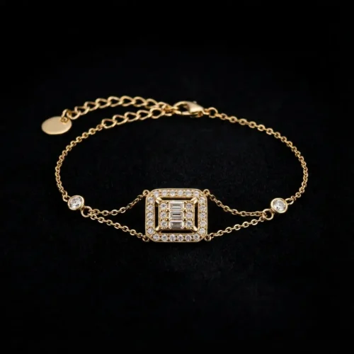 Bracelet doré chaîne fine avec médaillon rectangulaire pavé de zircons baguette et brillants, style luxe accessible porté au poignet, Scoobijou Maroc.
