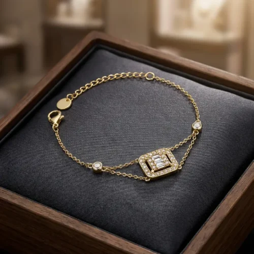 Bracelet doré chaîne fine avec médaillon rectangulaire pavé de zircons baguette et brillants, style luxe accessible porté au poignet, Scoobijou Maroc.