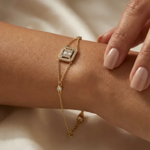 Bracelet doré chaîne fine avec médaillon rectangulaire pavé de zircons baguette et brillants, style luxe accessible porté au poignet, Scoobijou Maroc.