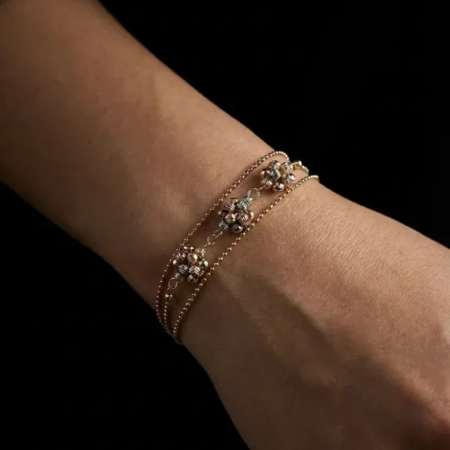Bracelet triple rangs en cuivre plaqué or jaune, blanc et rose avec fleurs ajourées multicolores sur chaînes billes fines – Bijouterie fantaisie Scoobijou Maroc