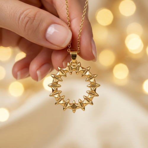 Collier chaîne fine dorée avec pendentif rond soleil à picots pyramidaux 3D, acier inoxydable waterproof porté au cou, Scoobijou Maroc.