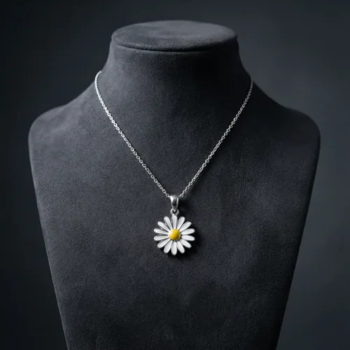 Collier chaîne fine acier avec pendentif marguerite blanche cœur jaune en émail, style trendy porté au cou, Scoobijou Maroc.