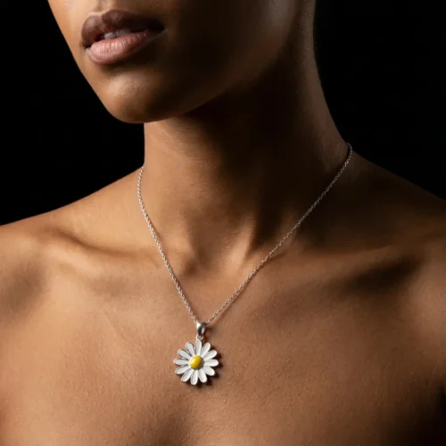 Collier chaîne fine acier avec pendentif marguerite blanche cœur jaune en émail, style trendy porté au cou, Scoobijou Maroc.
