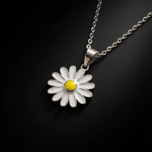 Collier chaîne fine acier avec pendentif marguerite blanche cœur jaune en émail, style trendy porté au cou, Scoobijou Maroc.