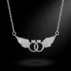 Collier ailes d'ange avec deux anneaux entrelacés en argent 925 rhodié pavés de zircons, symbole de protection et d'amour éternel - Bijouterie Scoobijou Maroc