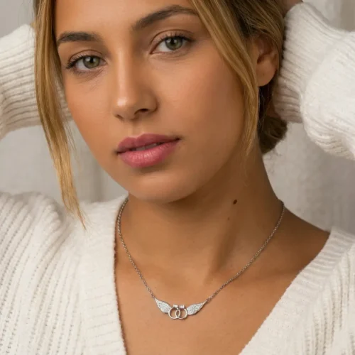 Collier ailes d'ange avec deux anneaux entrelacés en argent 925 rhodié pavés de zircons, symbole de protection et d'amour éternel - Bijouterie Scoobijou Maroc