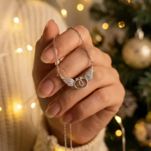Collier ailes d'ange avec deux anneaux entrelacés en argent 925 rhodié pavés de zircons, symbole de protection et d'amour éternel - Bijouterie Scoobijou Maroc