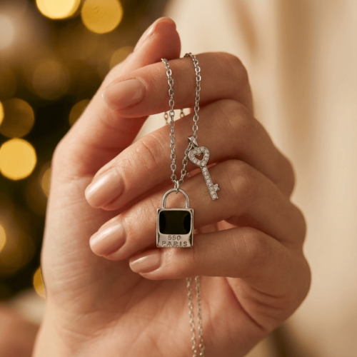 Collier en argent 925 rhodié avec pendentif cadenas émail noir et petite clé pavée de zircons, Scoobijou Maroc.