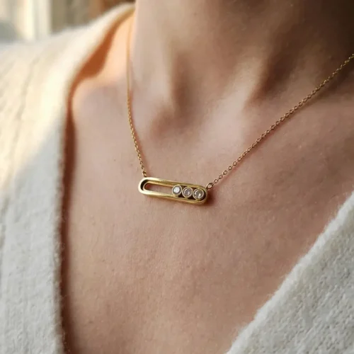 Collier barre horizontale minimaliste avec 3 zircons sertis sur chaîne fine en acier inoxydable doré waterproof - Scoobijou Maroc