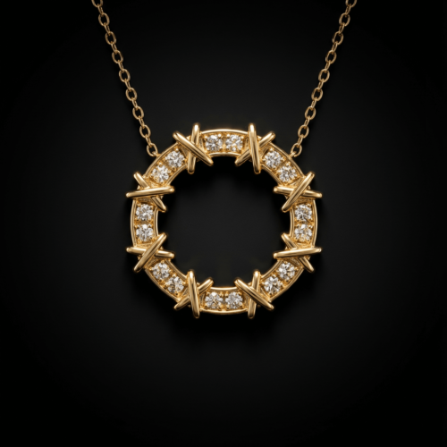 Collier doré avec pendentif rond effet couronne pavé de zircon, style luxe, Scoobijou Maroc.