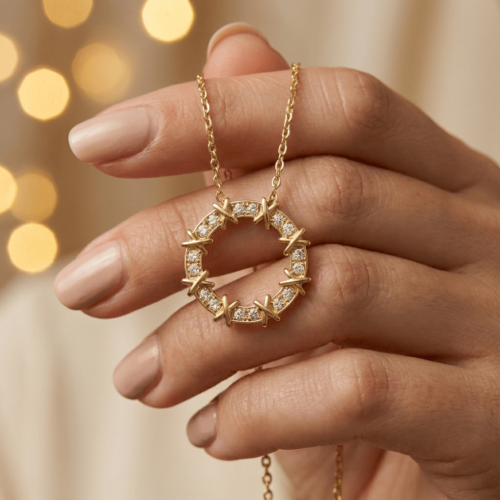 Collier doré avec pendentif rond effet couronne pavé de zircon, style luxe, Scoobijou Maroc.