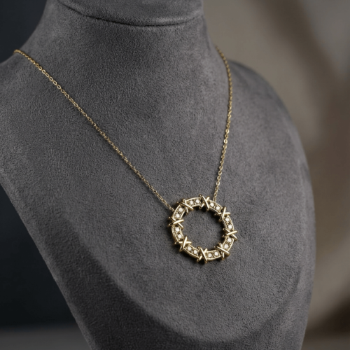 Collier doré avec pendentif rond effet couronne pavé de zircon, style luxe, Scoobijou Maroc.
