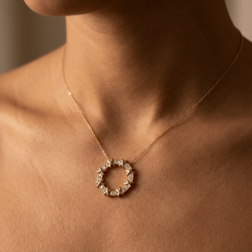 Collier doré avec pendentif rond effet couronne pavé de zircon, style luxe, Scoobijou Maroc.