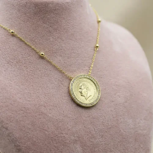 Collier médaille pièce ancienne en argent 925 trempé or 18K avec halo de zircons et deux pierres rondes serties sur la chaîne – Scoobijou Maroc