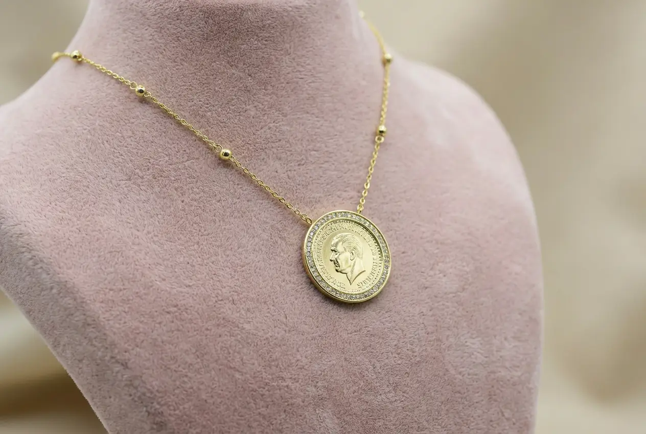 Collier médaille pièce ancienne en argent 925 trempé or 18K avec halo de zircons et deux pierres rondes serties sur la chaîne – Scoobijou Maroc