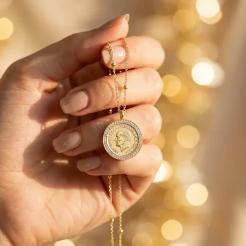 Collier médaille pièce ancienne en argent 925 trempé or 18K avec halo de zircons et deux pierres rondes serties sur la chaîne – Scoobijou Maroc