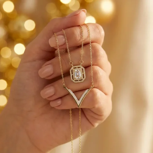 Collier multi-rangs en acier inoxydable doré avec pendentif V pavé de zircons et médaillon rectangulaire halo zircon, style layering waterproof - Scoobijou Maroc