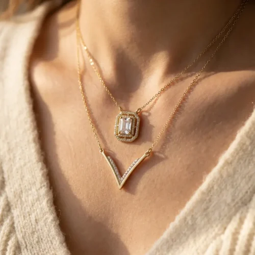 Collier multi-rangs en acier inoxydable doré avec pendentif V pavé de zircons et médaillon rectangulaire halo zircon, style layering waterproof - Scoobijou Maroc