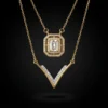 Collier multi-rangs en acier inoxydable doré avec pendentif V pavé de zircons et médaillon rectangulaire halo zircon, style layering waterproof - Scoobijou Maroc