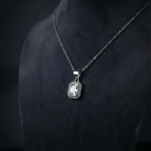 Collier pendentif solitaire rectangulaire avec halo en argent 925 rhodié, zircon central taille émeraude et micro-pavage - Bijouterie Scoobijou Maroc