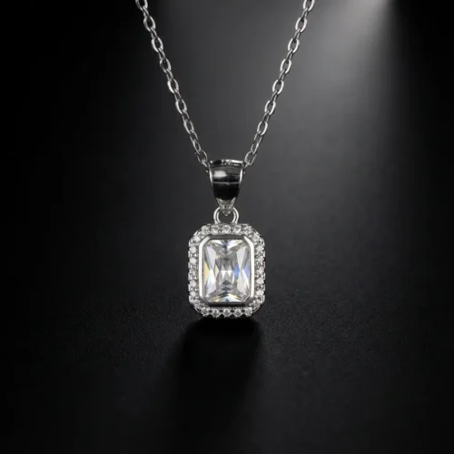 Collier pendentif solitaire rectangulaire avec halo en argent 925 rhodié, zircon central taille émeraude et micro-pavage - Bijouterie Scoobijou Maroc