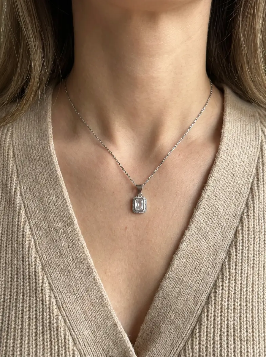 Collier pendentif solitaire rectangulaire avec halo en argent 925 rhodié, zircon central taille émeraude et micro-pavage - Bijouterie Scoobijou Maroc