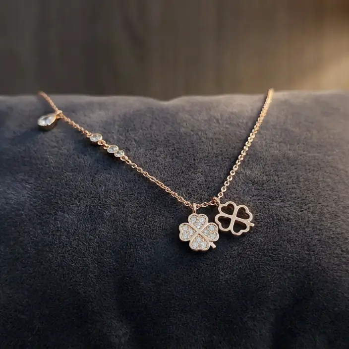 Collier triple charms trèfle porte-bonheur en argent 925 plaqué or rose avec zircons et pendentif goutte - Bijouterie Scoobijou Maroc