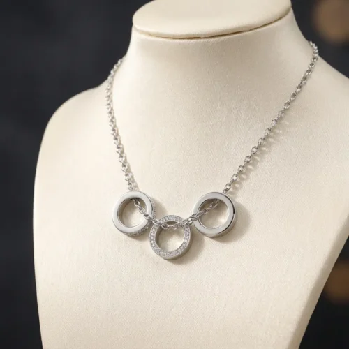 Collier trois cercles entrelacés en argent 925 rhodié avec zircons portés par femme marocaine - Bijouterie Scoobijou Maroc